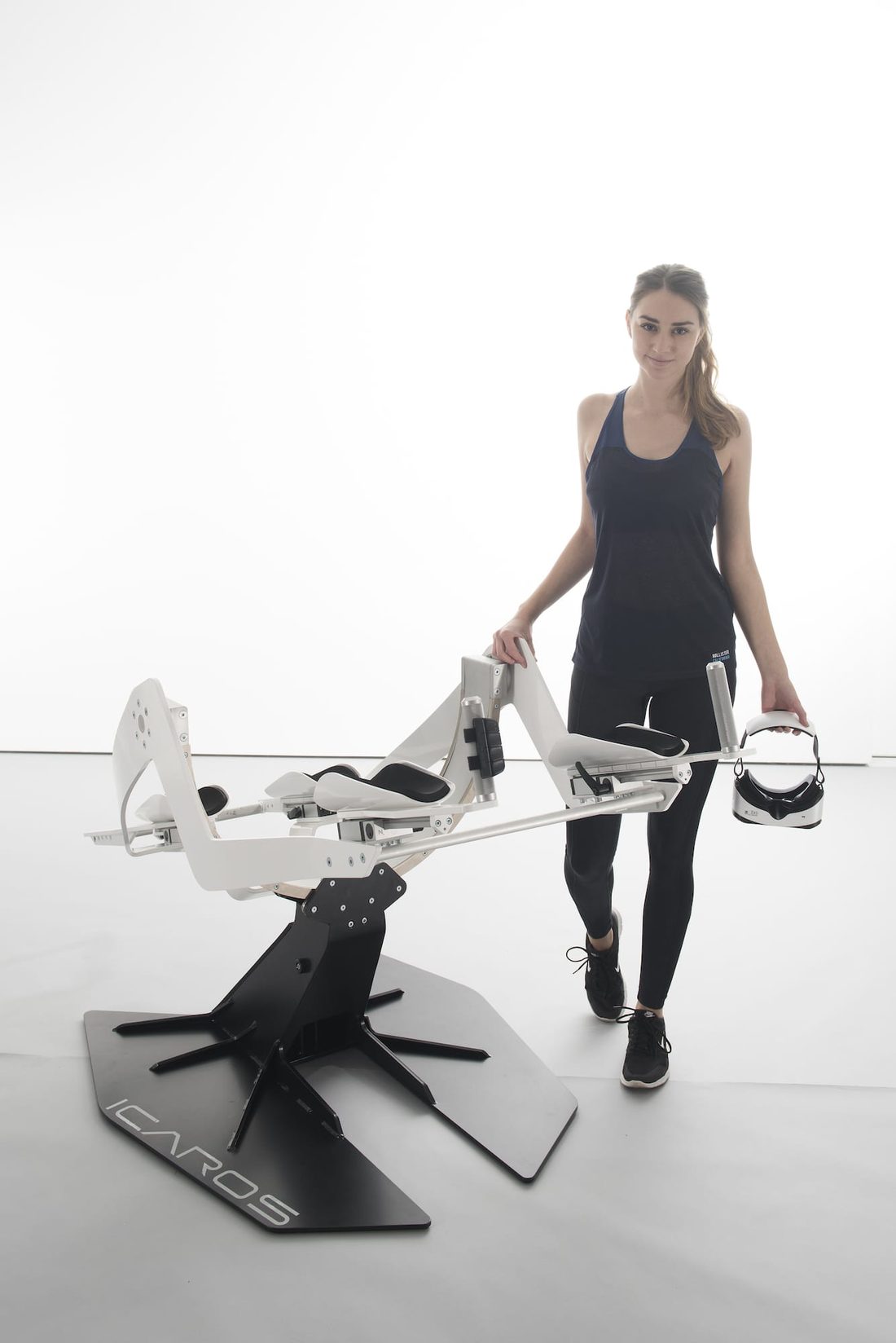 Frau steht neben dem Icaros Flugsimulator